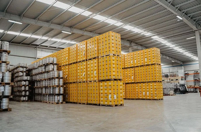 Panoramica de almacén con cajas apiladas de Estrella Galicia